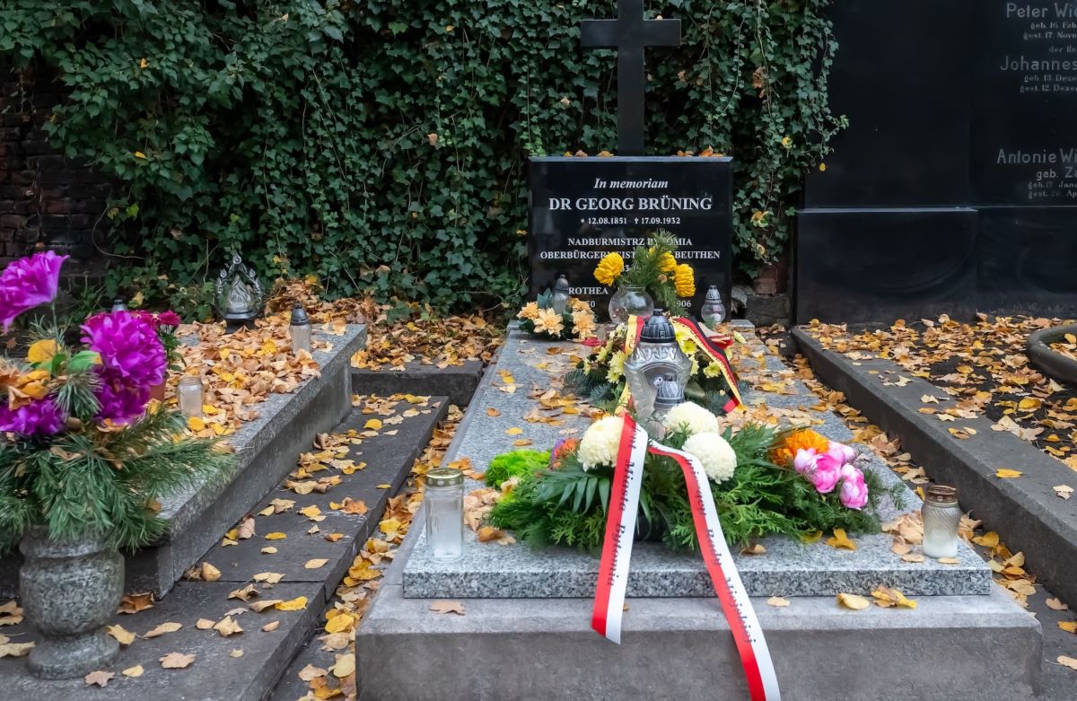 Władze Bytomia pamiętają o przeszłości: znicze na grobach dawnych liderów miasta 5