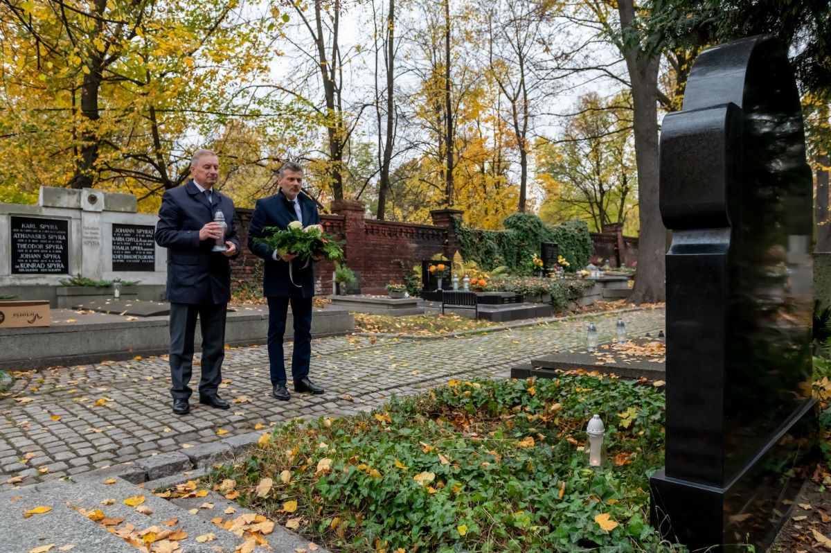 Władze Bytomia pamiętają o przeszłości: znicze na grobach dawnych liderów miasta 6