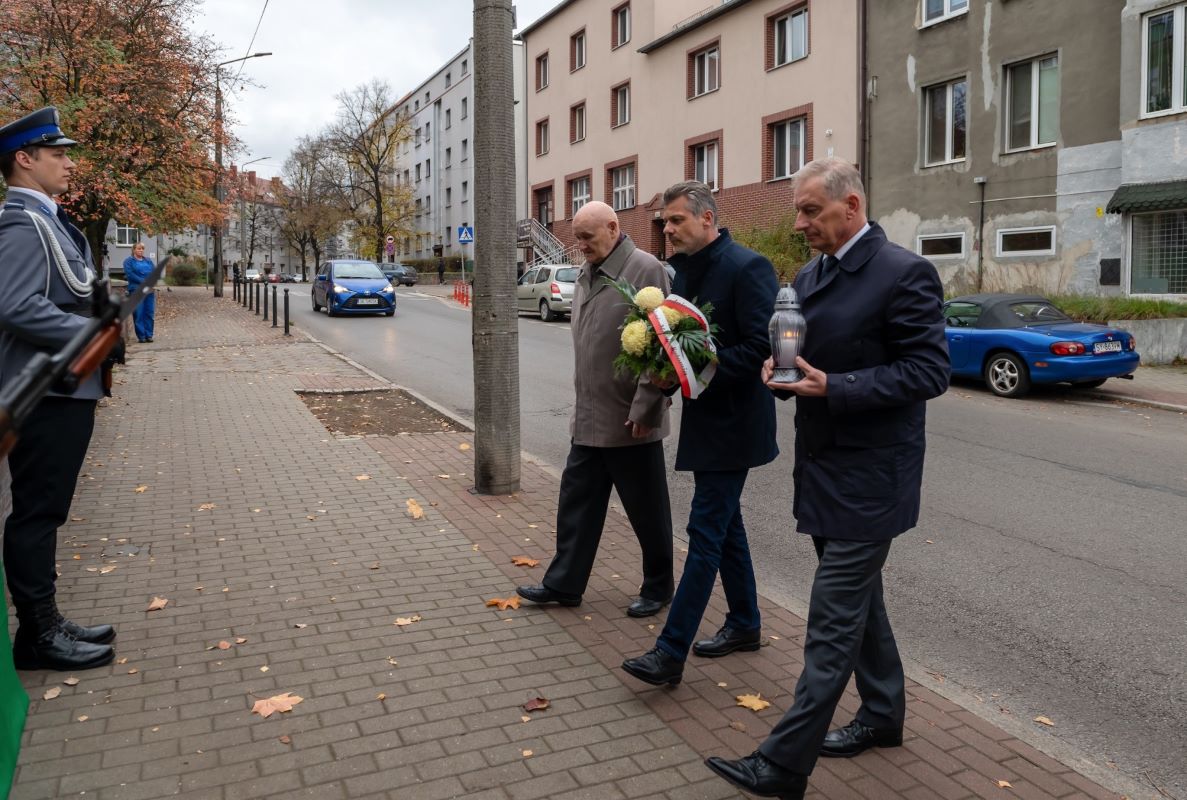 Władze Bytomia pamiętają o przeszłości: znicze na grobach dawnych liderów miasta 10