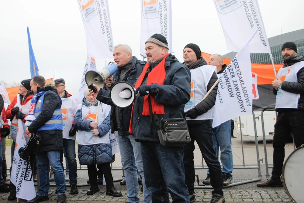 Protest hutników podczas konwencji Koalicji Obywatelskiej w Gliwicach