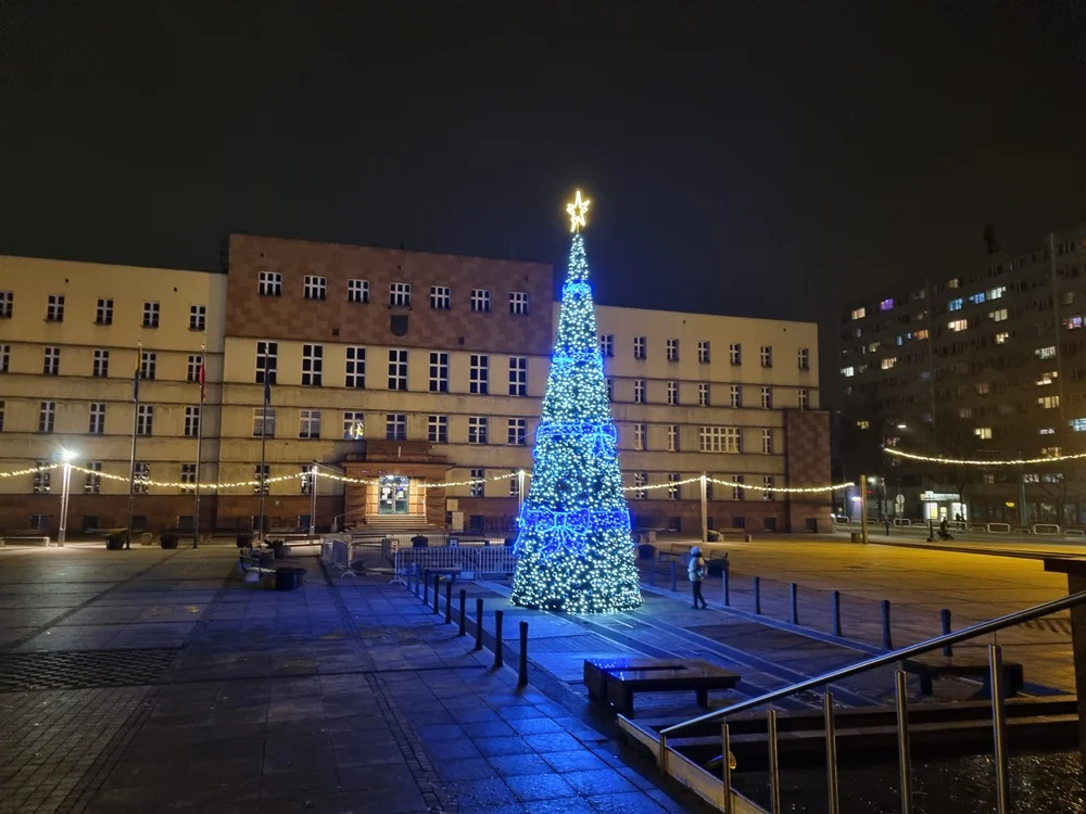 Na rynku stanęła świąteczna choinka. Świąteczne ozdoby ograniczone do minimum