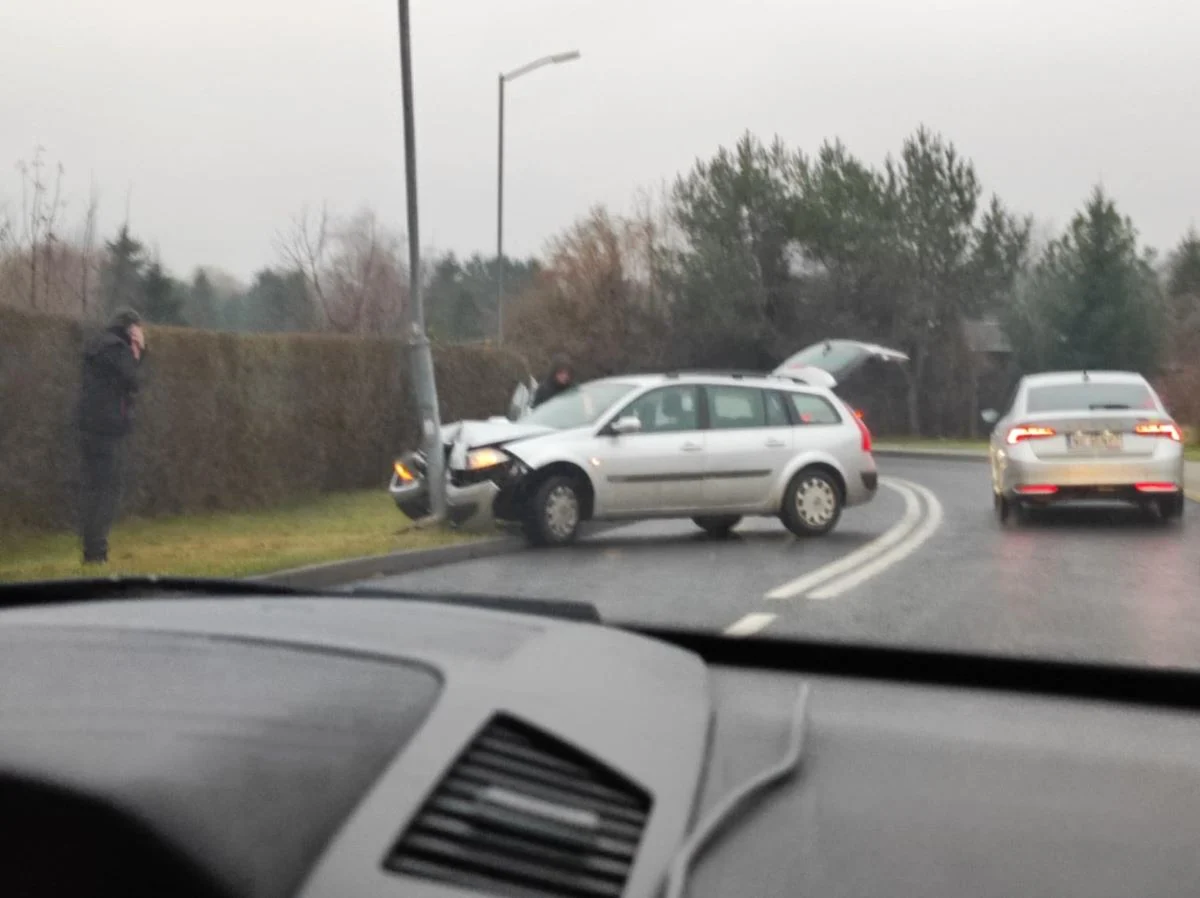 Poślizg na rondzie w Wirku – kierowca uderzył w słup oświetleniowy [AKTUALIZACJA]