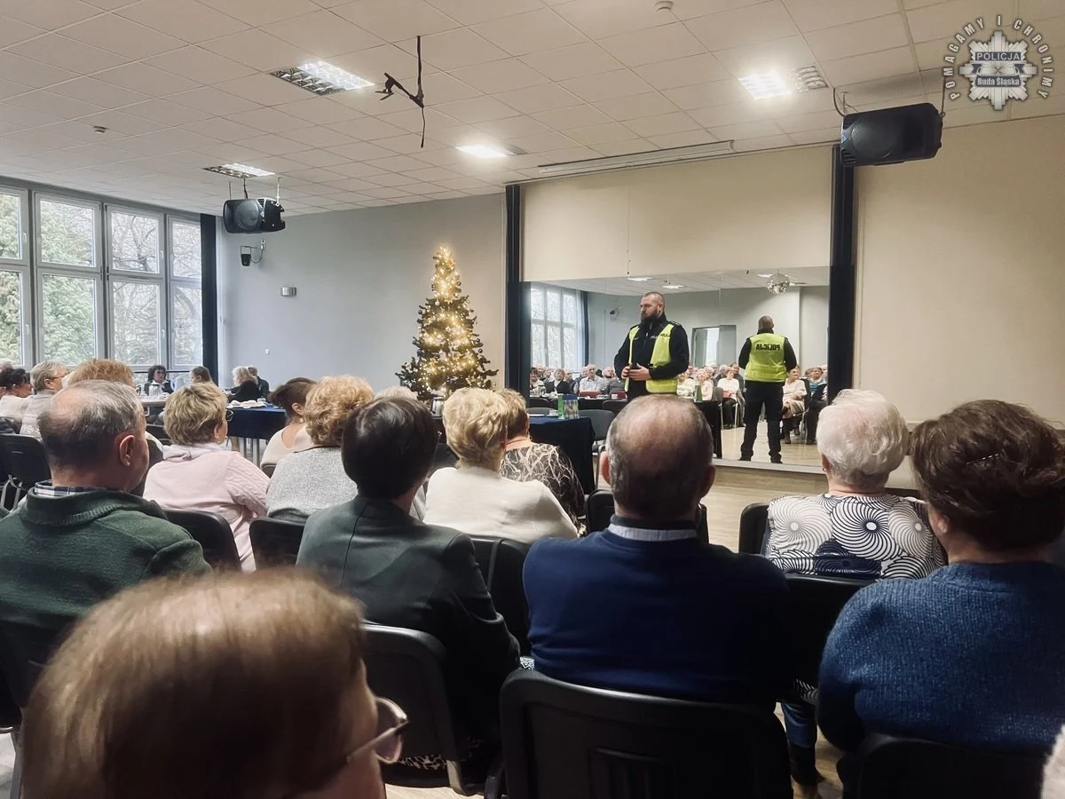 Policjanci rozmawiają z seniorami o zagrożeniach