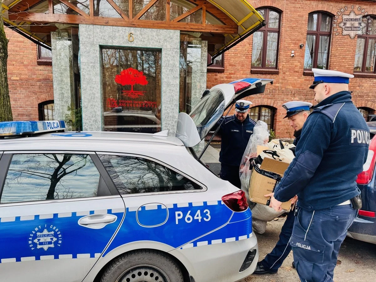 Rudzcy policjanci z prezentami dla dzieci – świąteczna akcja w Rudzie Śląskiej