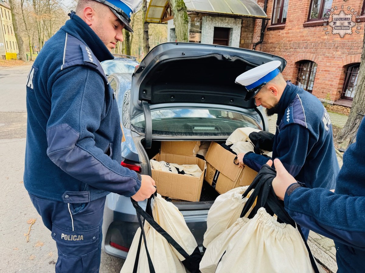 Rudzcy policjanci z prezentami dla dzieci – świąteczna akcja w Rudzie Śląskiej
