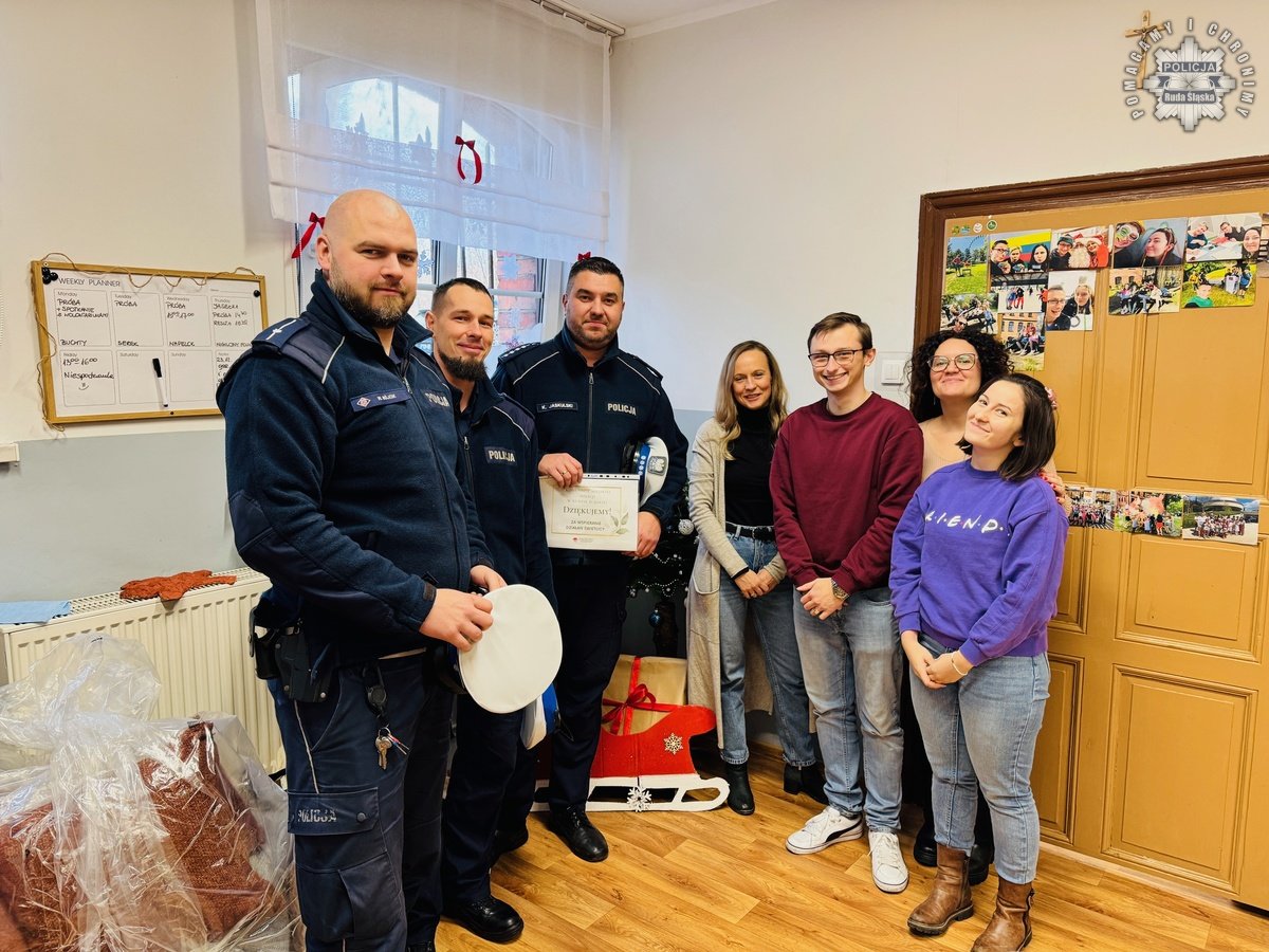 Rudzcy policjanci z prezentami dla dzieci – świąteczna akcja w Rudzie Śląskiej