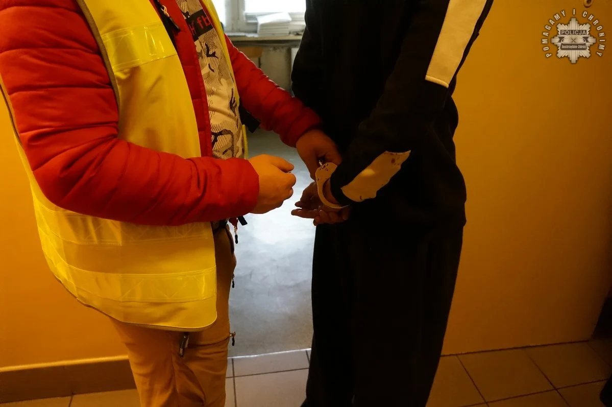 Na widok policjantów uciekał – był poszukiwany i trafił za kraty