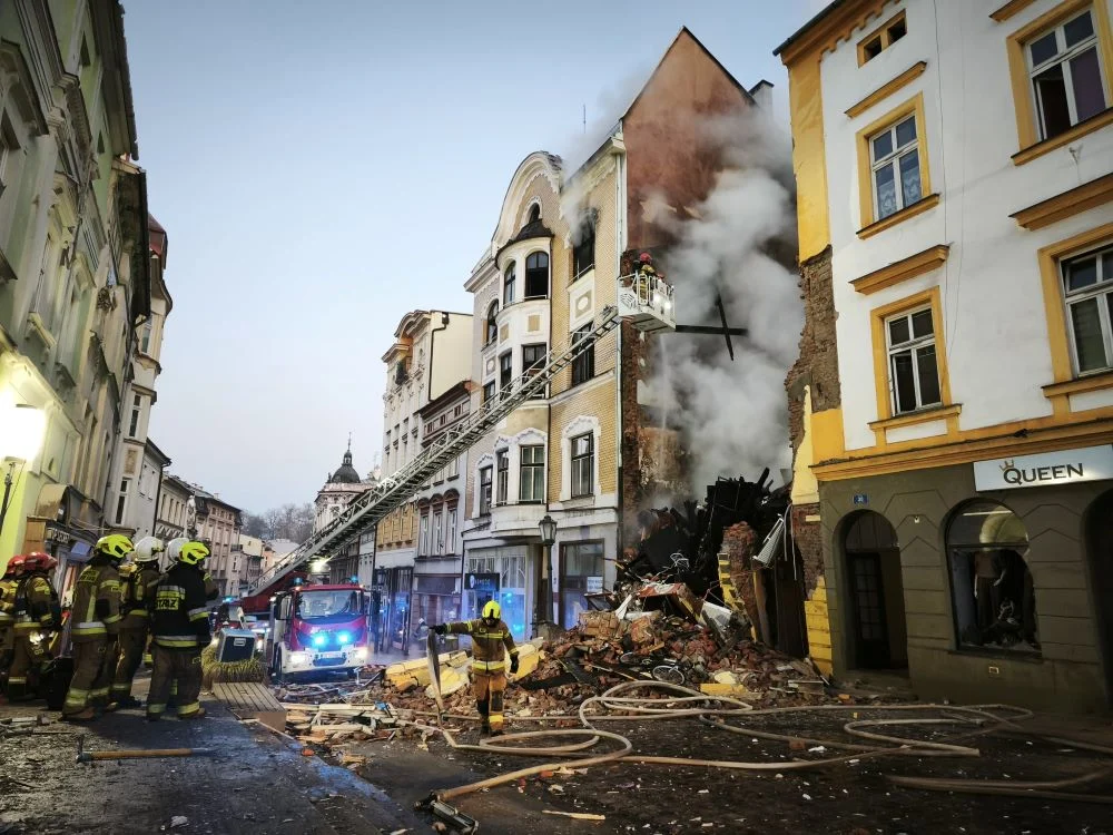[AKTUALIZACJA]: Potężny wybuch gazu w kamienicy w Cieszynie. Pod gruzami odnaleziono dwa ciała