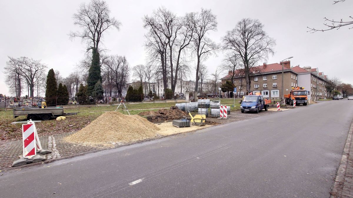 Trwają prace wokół targowiska. Będzie więcej miejsc parkingowych!