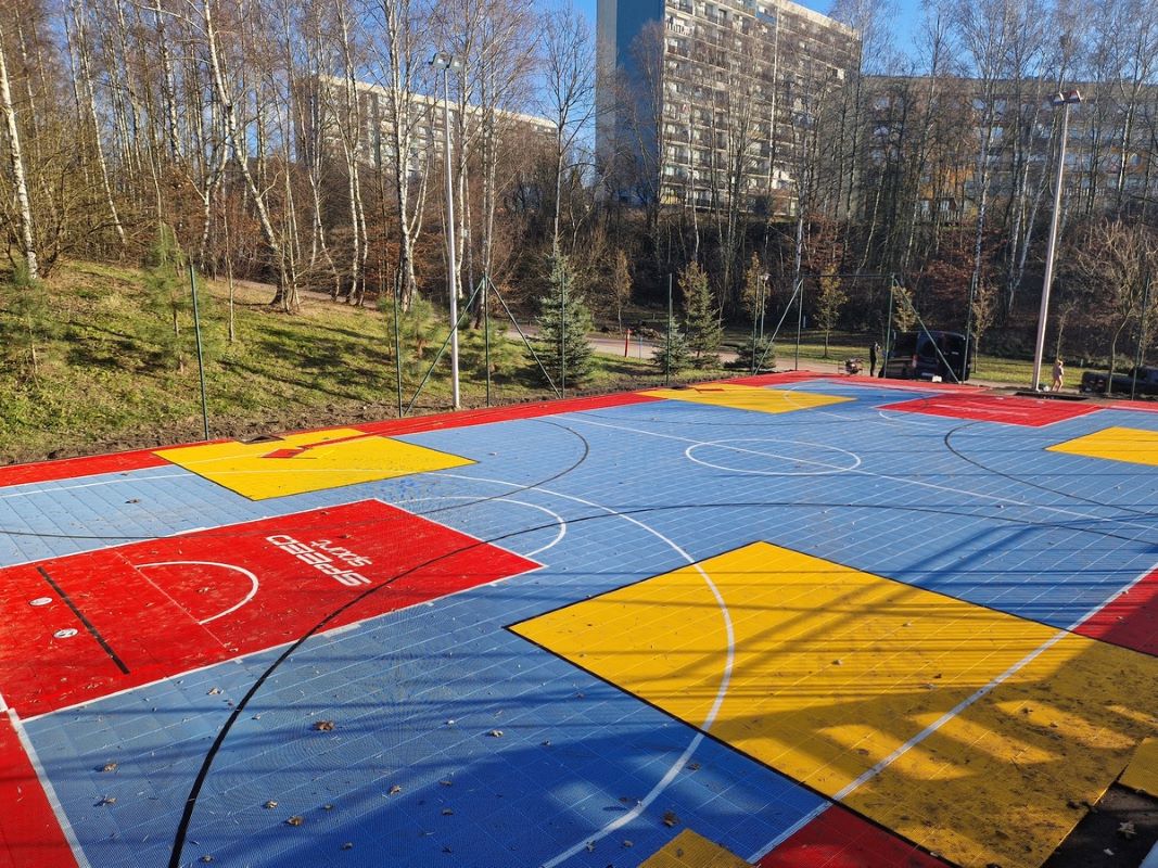 Rewitalizacja boiska koszykarskiego 3x3 – sportowa przestrzeń na „Trzech Wzgórzach”