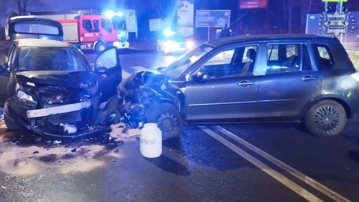 Wypadek w Radlinie: dwóch mężczyzn trafiło do szpitala po czołowym zderzeniu