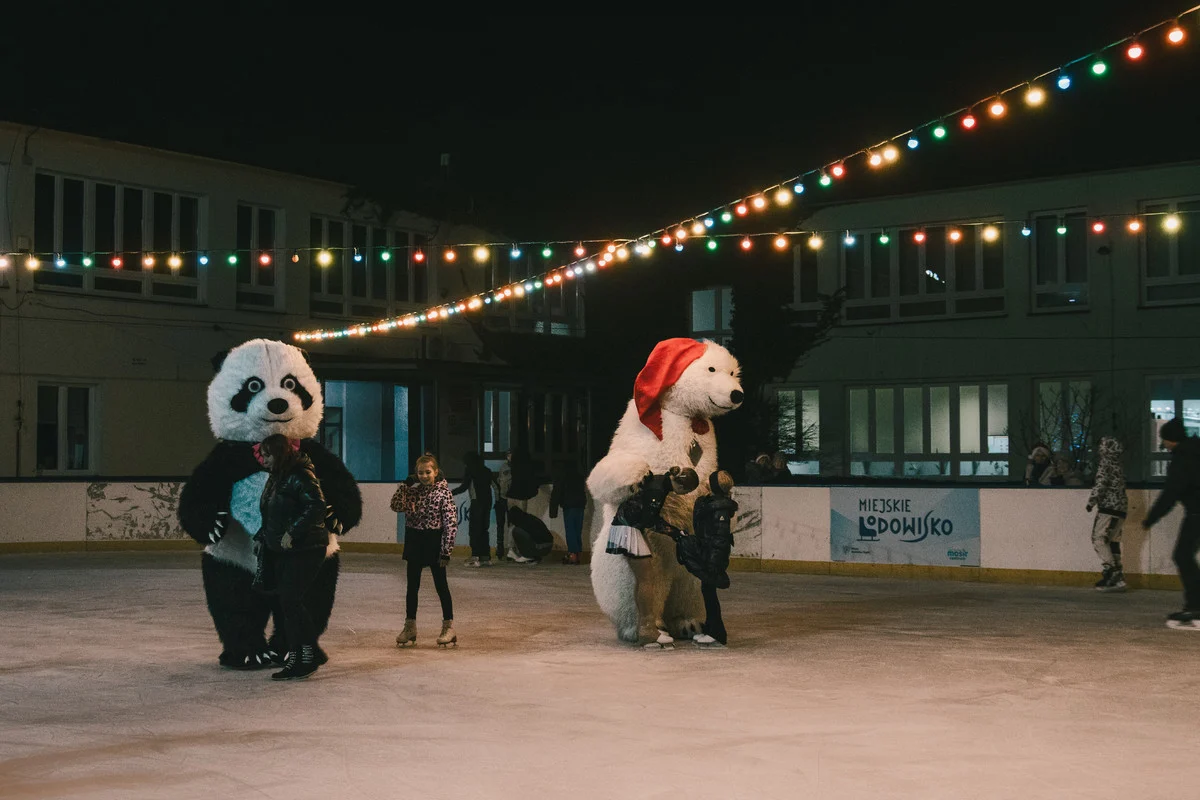 Zimowa przygoda na lodzie – sprawdź godziny otwarcia miejskiego lodowiska!
