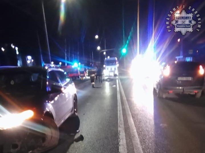 Poważny wypadek na ul. Rybnickiej: poszukiwany sprawca uciekał z miejsca zdarzenia