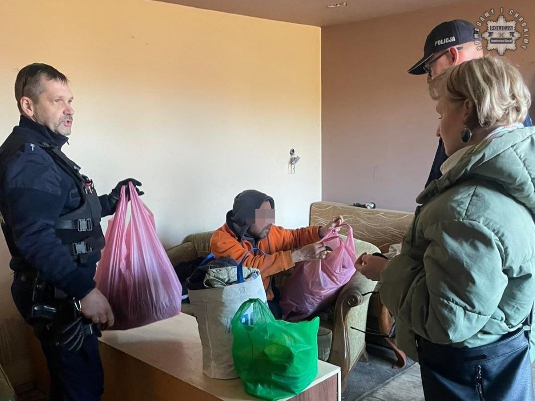 Święta pełne ciepła: pszowscy dzielnicowi i radni wspierają osoby w kryzysie bezdomności