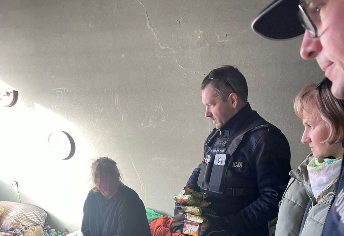 Święta pełne ciepła: pszowscy dzielnicowi i radni wspierają osoby w kryzysie bezdomności