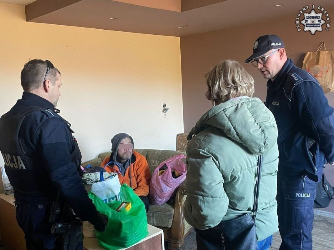 Święta pełne ciepła: pszowscy dzielnicowi i radni wspierają osoby w kryzysie bezdomności