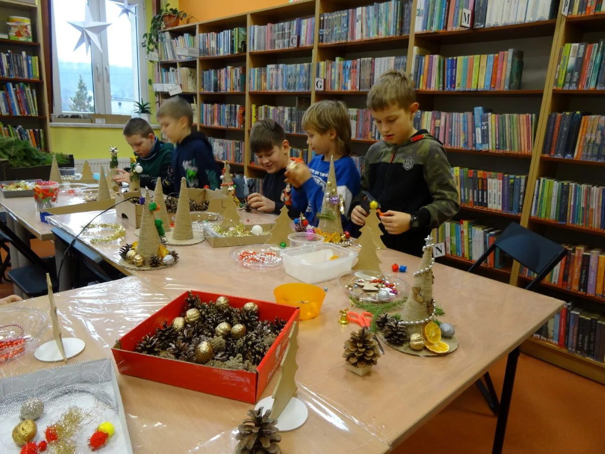 Uczniowie Szkoły Podstawowej nr 6 wzięli udział w warsztatach tworzenia stroików