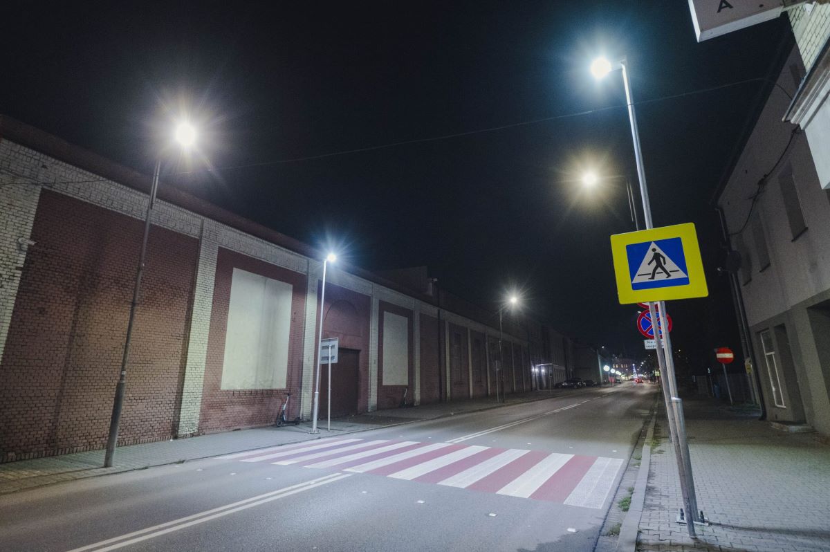 Inwestycje w oświetlenie: bezpieczniejsze przejścia dla pieszych i energooszczędne lampy
