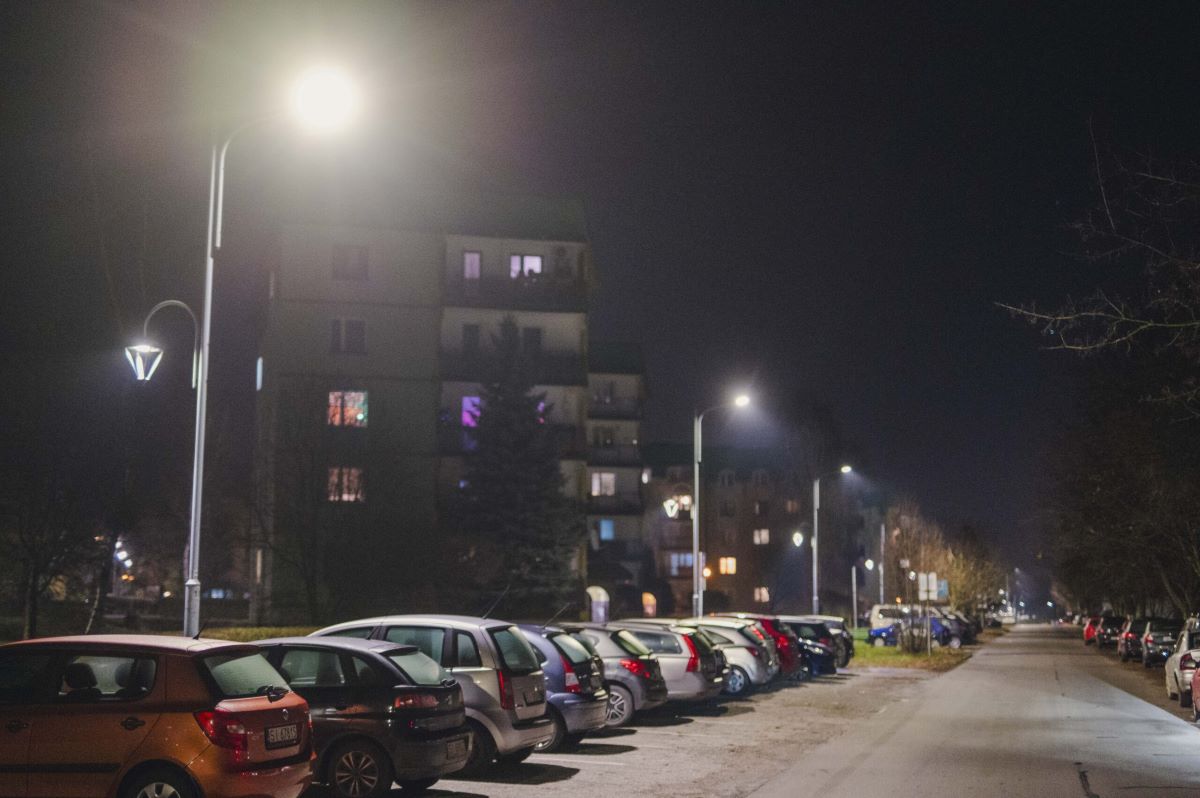 Inwestycje w oświetlenie: bezpieczniejsze przejścia dla pieszych i energooszczędne lampy