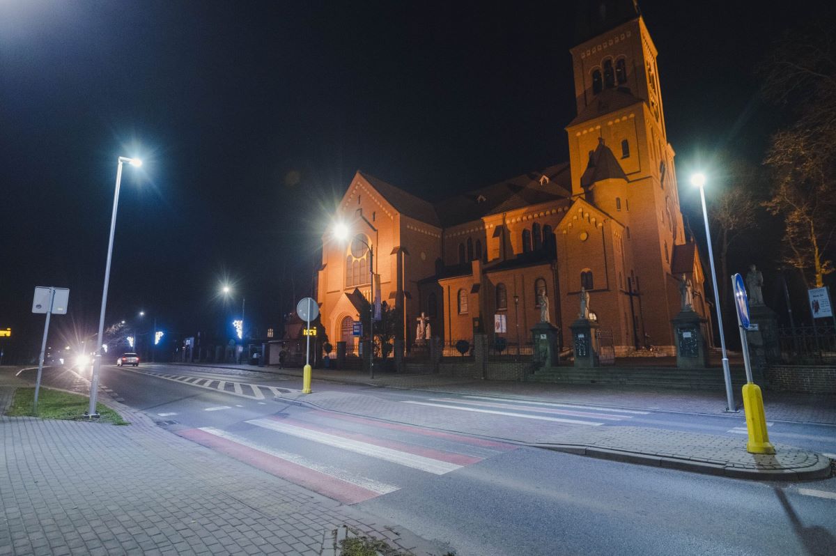 Inwestycje w oświetlenie: bezpieczniejsze przejścia dla pieszych i energooszczędne lampy