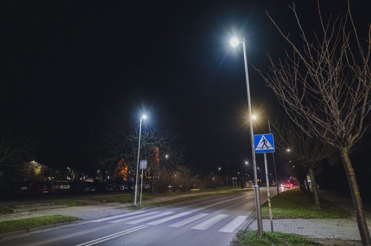Inwestycje w oświetlenie: bezpieczniejsze przejścia dla pieszych i energooszczędne lampy