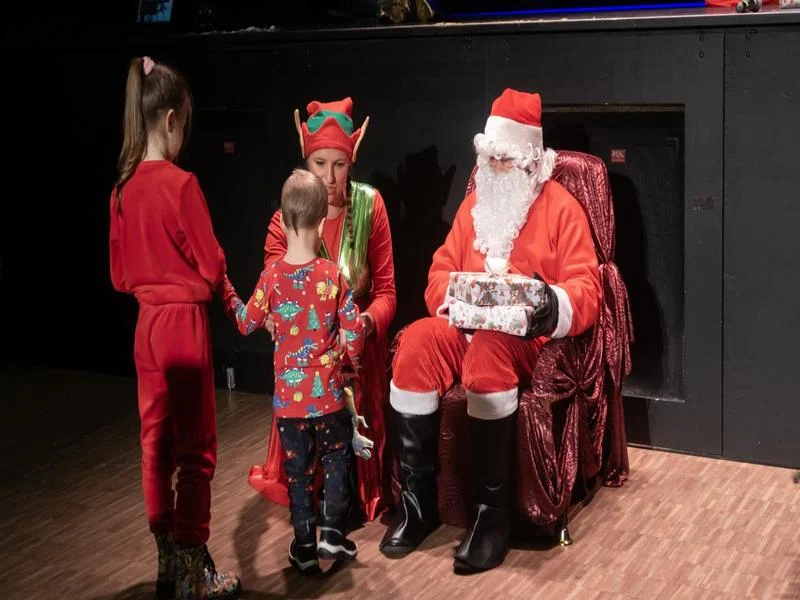 Szerokie uśmiechy i prezenty – Mikołaj odwiedził dzieci w SCK