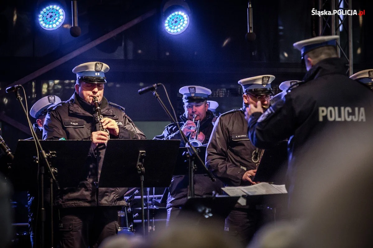 Świąteczne flash moby z Policją: muzyczna niespodzianka na Śląsku!
