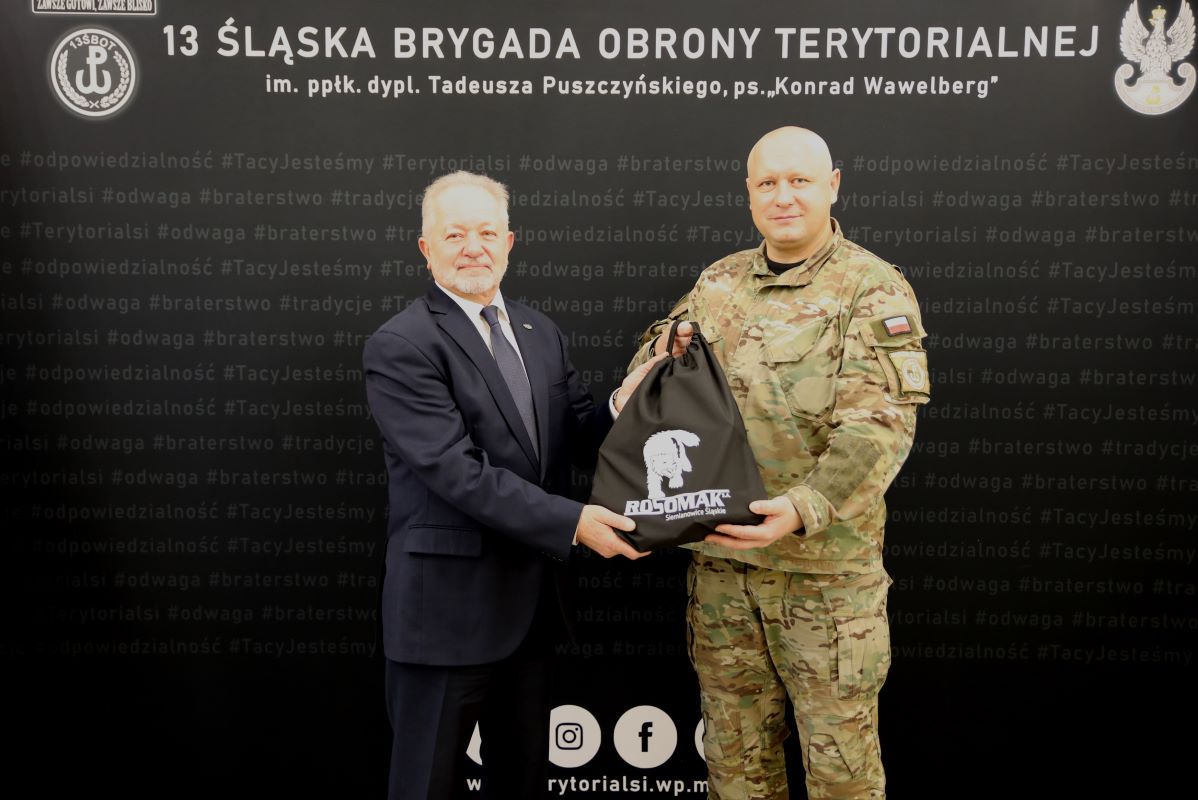 Rosomak obdarowuje żołnierzy WOT – nowoczesne latarki w służbie bezpieczeństwa