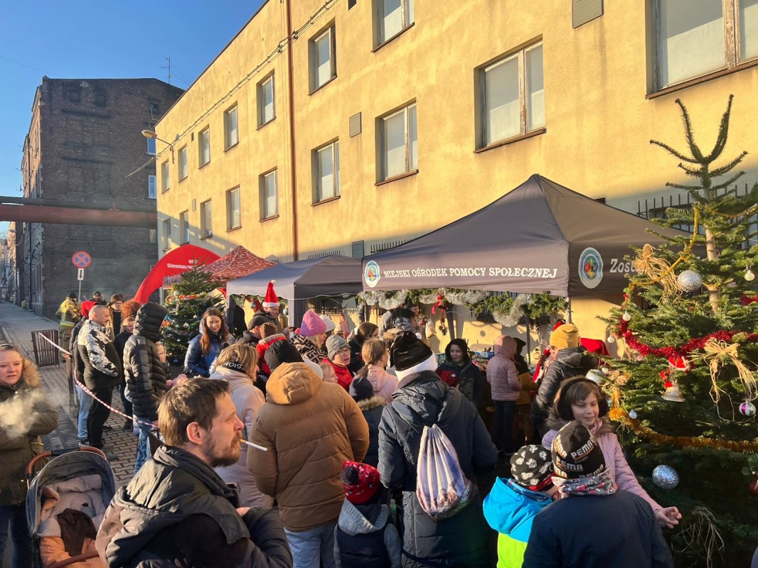 Radość, wspólnota i pomoc – festyn „Wigilia z Mikołajem”