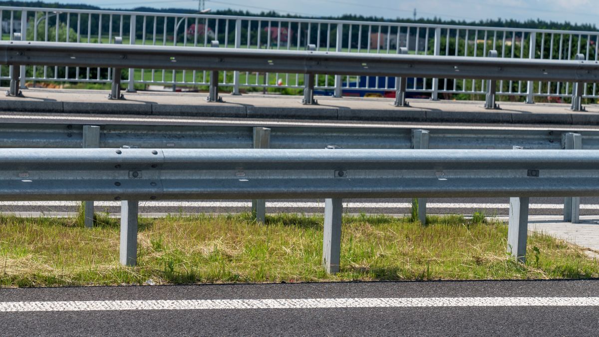 Zmiany w ruchu na DK 1: wymiana barier energochłonnych powoduje utrudnienia