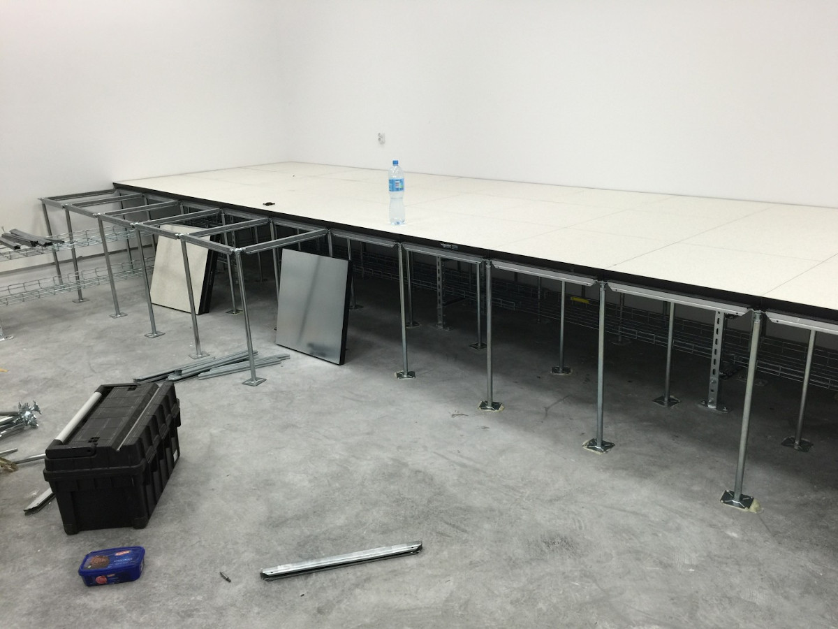 Z jakich elementów składa się system nośny podłogi podniesionej?