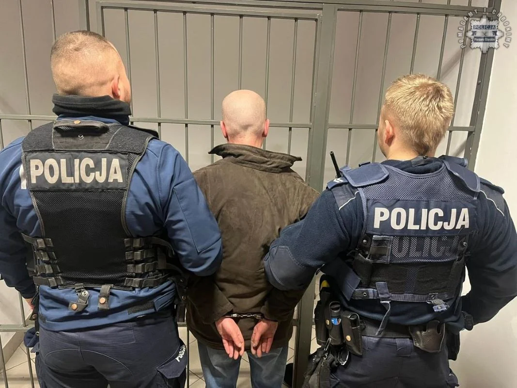 Nieodpowiedzialny czyn 47-latka: ognisko na klatce schodowej