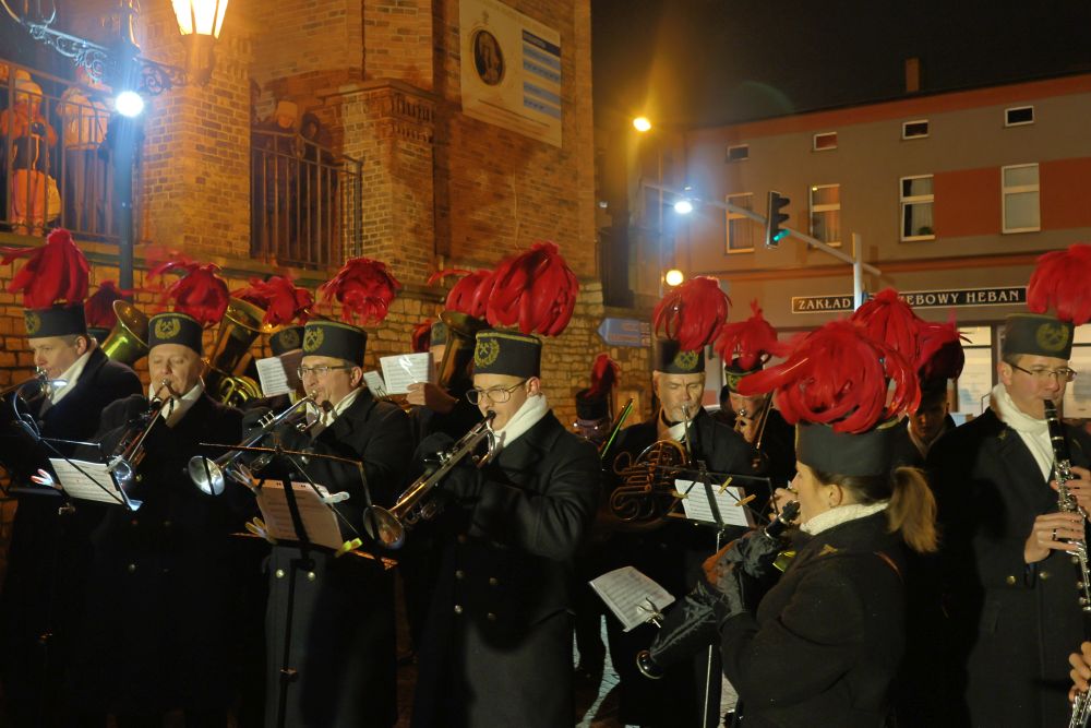Piekary Śląskie rozpoczęły świąteczny czas – rozświetlenie choinki i wspólne kolędowanie 1