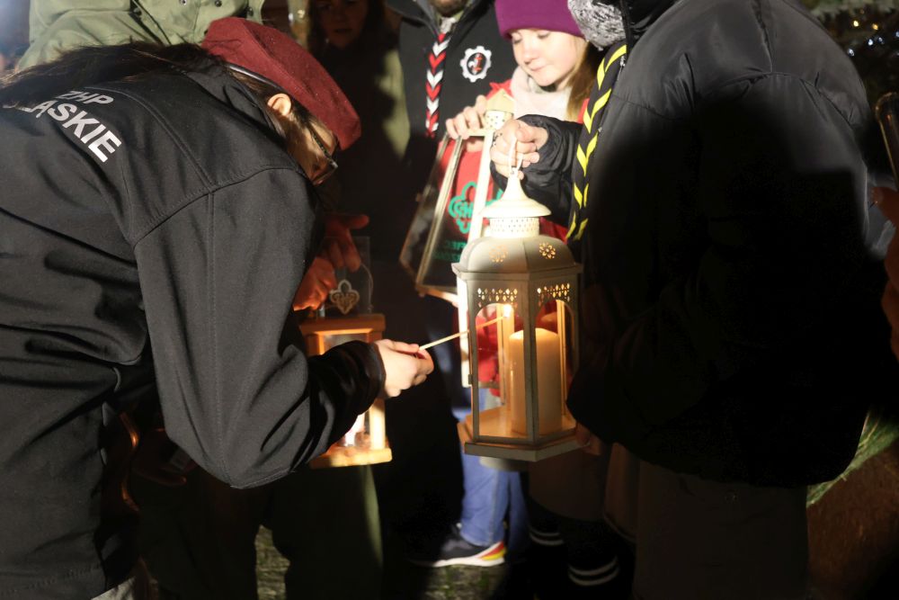 Piekary Śląskie rozpoczęły świąteczny czas – rozświetlenie choinki i wspólne kolędowanie 3