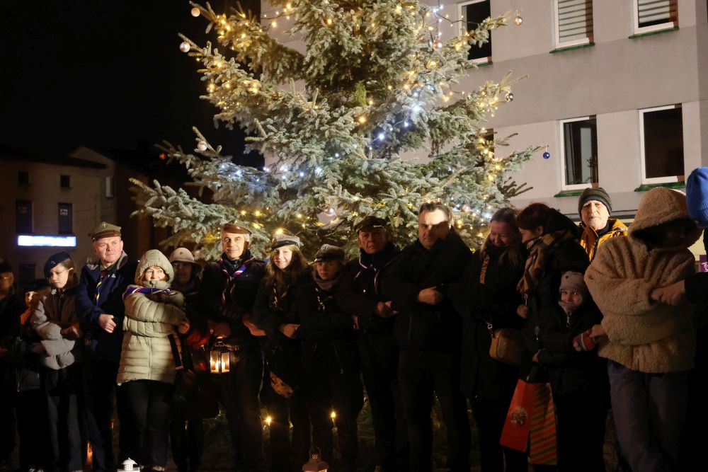 Piekary Śląskie rozpoczęły świąteczny czas – rozświetlenie choinki i wspólne kolędowanie 5