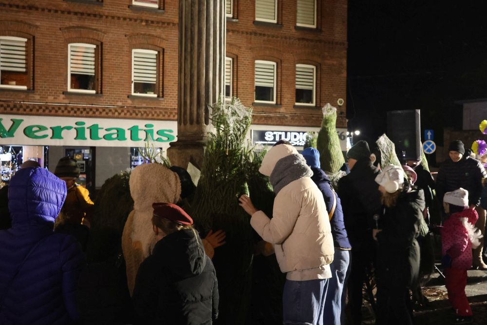Piekary Śląskie rozpoczęły świąteczny czas – rozświetlenie choinki i wspólne kolędowanie 6