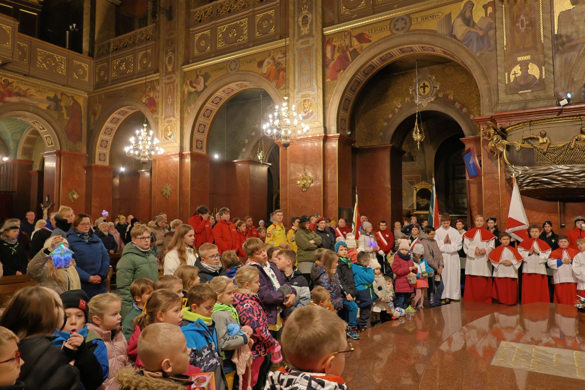 Piekary Śląskie rozpoczęły świąteczny czas – rozświetlenie choinki i wspólne kolędowanie 9