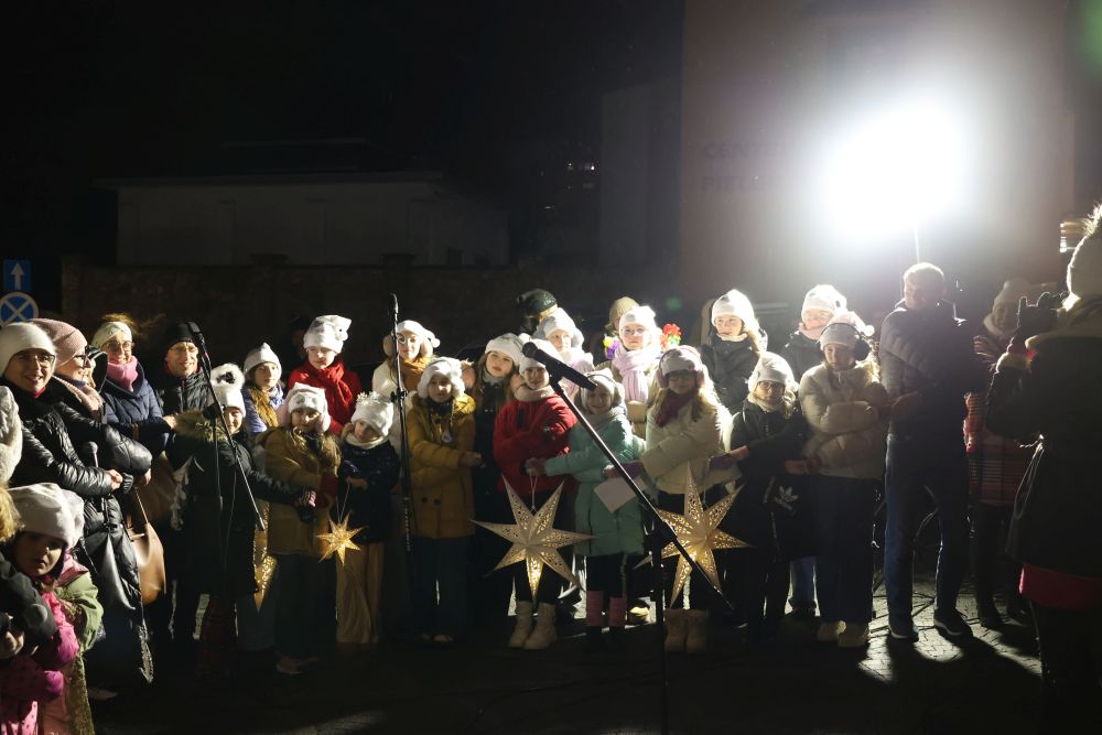 Piekary Śląskie rozpoczęły świąteczny czas – rozświetlenie choinki i wspólne kolędowanie 11