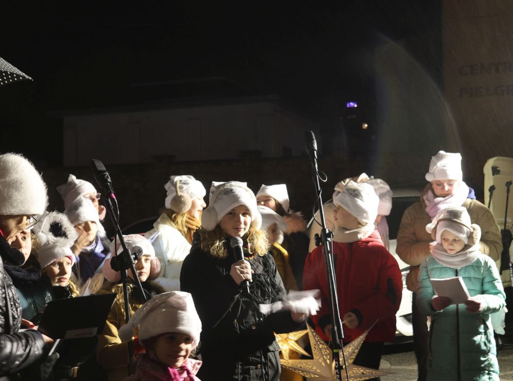 Piekary Śląskie rozpoczęły świąteczny czas – rozświetlenie choinki i wspólne kolędowanie 12