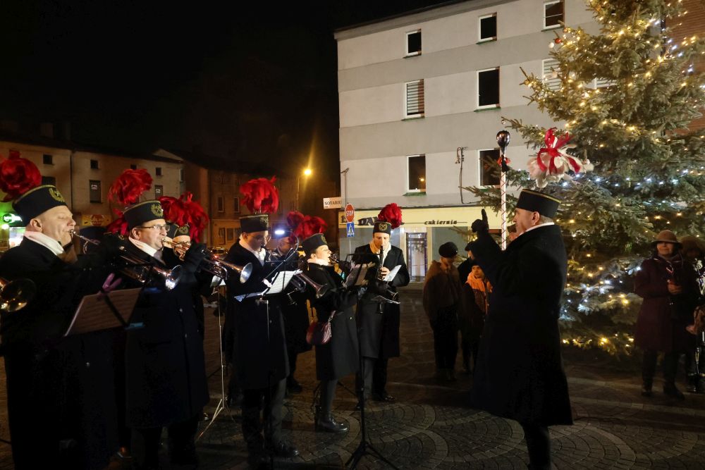 Piekary Śląskie rozpoczęły świąteczny czas – rozświetlenie choinki i wspólne kolędowanie 13