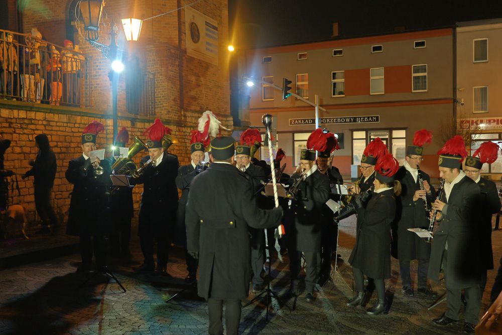 Piekary Śląskie rozpoczęły świąteczny czas – rozświetlenie choinki i wspólne kolędowanie 14