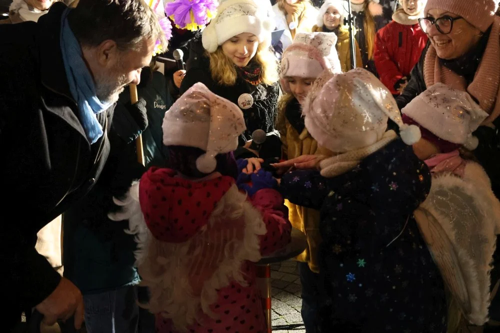 Piekary Śląskie rozpoczęły świąteczny czas – rozświetlenie choinki i wspólne kolędowanie