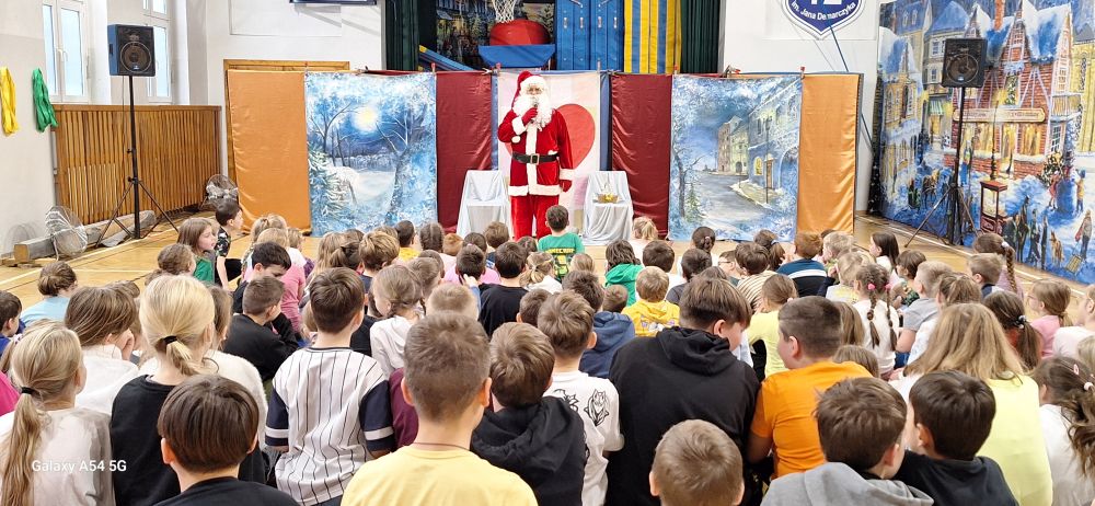 Mikołajkowa magia w Piekarach: teatr o zdrowym stylu życia i wartościach