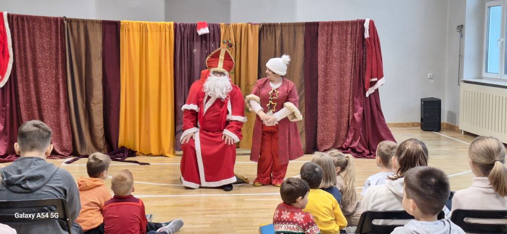 Mikołajkowa magia w Piekarach: teatr o zdrowym stylu życia i wartościach