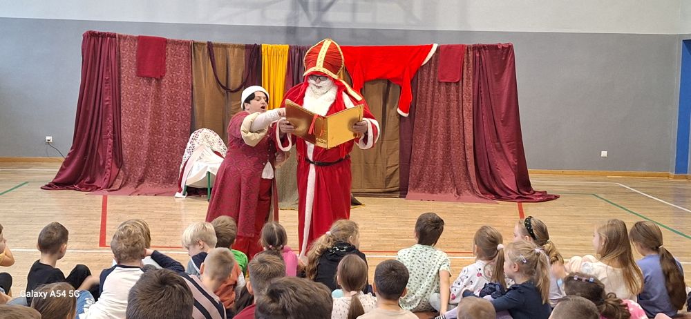 Mikołajkowa magia w Piekarach: teatr o zdrowym stylu życia i wartościach