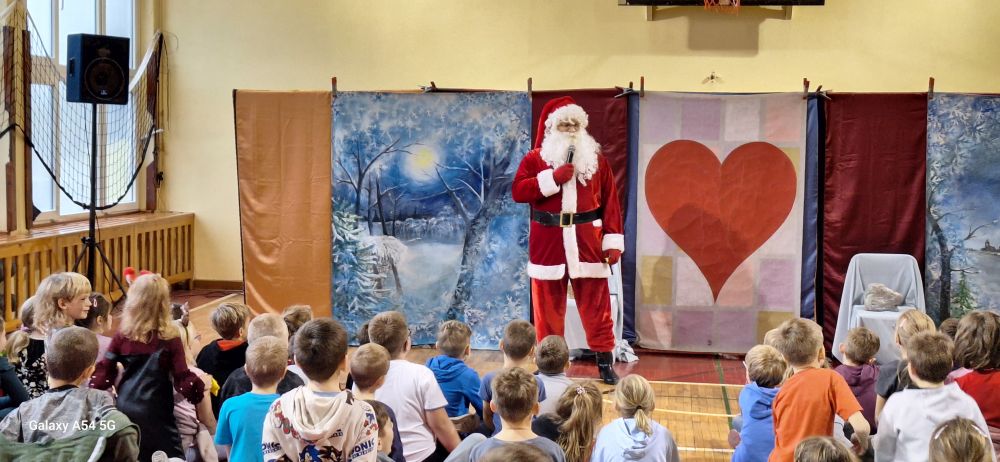 Mikołajkowa magia w Piekarach: teatr o zdrowym stylu życia i wartościach