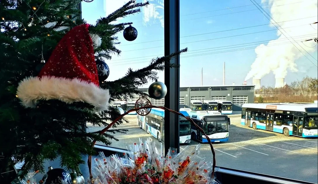 Świąteczna magia w Mikołajkowym autobusie – prezenty czekają!