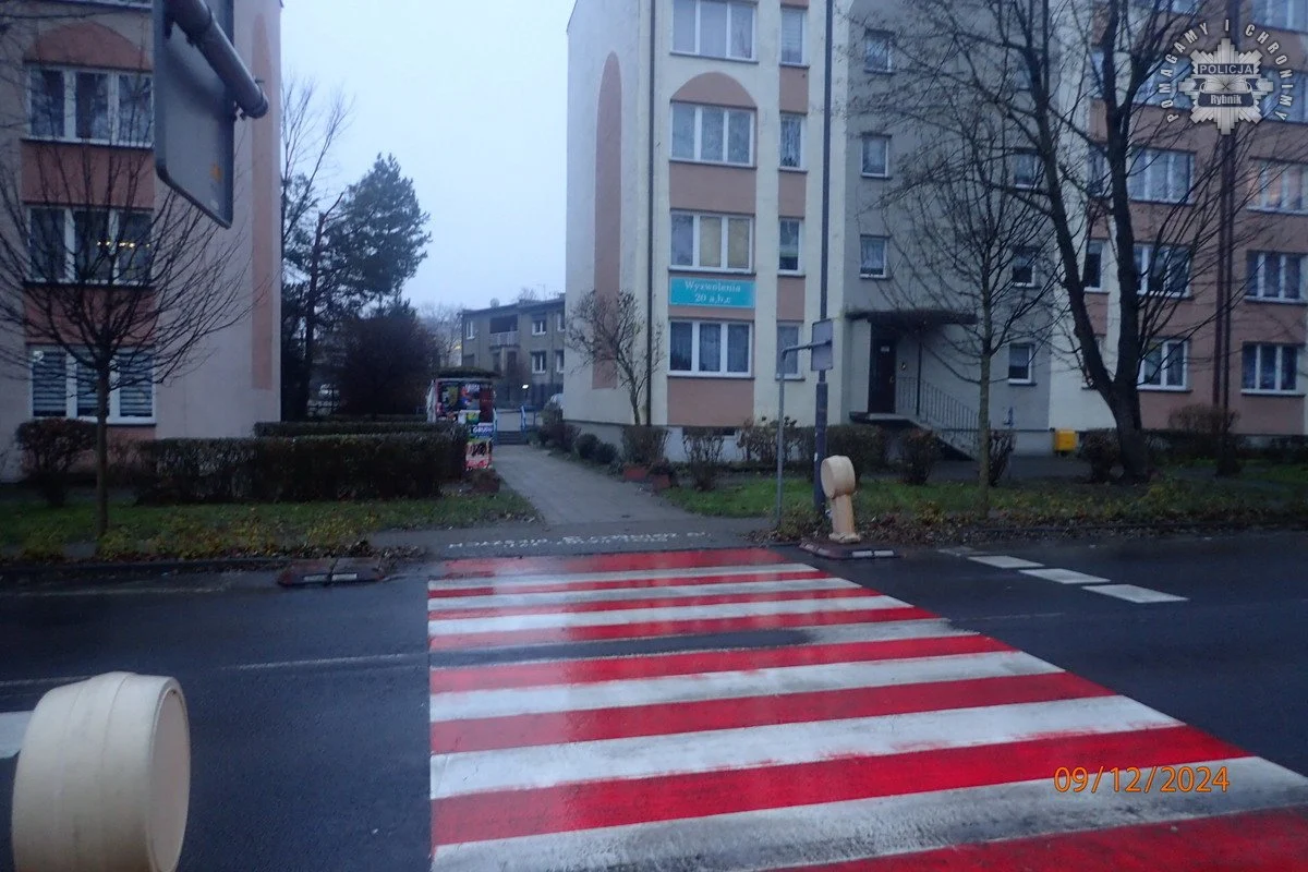 Wypadek na przejściu dla pieszych w Rybniku. Bądźmy ostrożni w zimowej aurze!