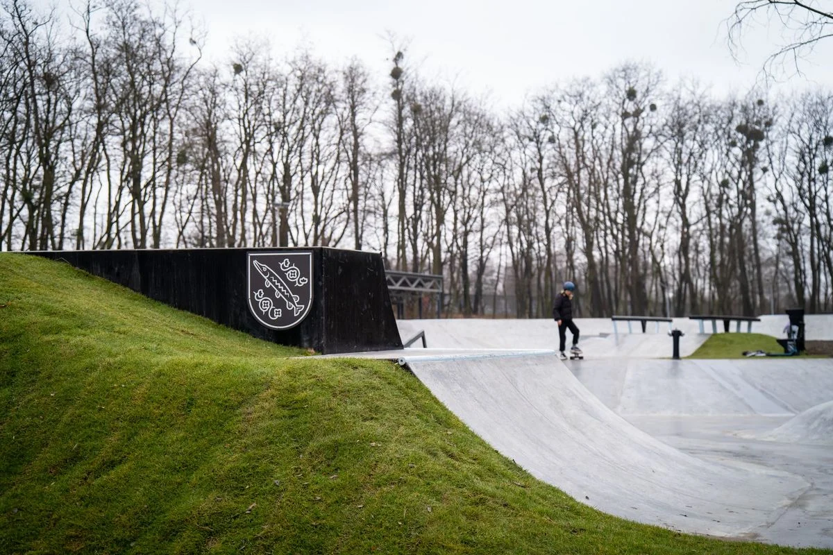Nowy skatepark w Wiśniowcu – miejsce dla pasjonatów ekstremalnej jazdy