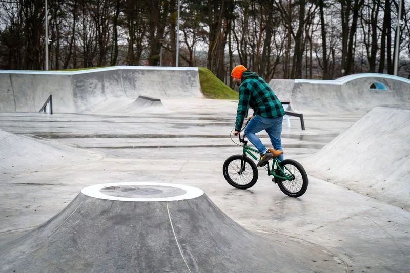 Nowy skatepark w Wiśniowcu – miejsce dla pasjonatów ekstremalnej jazdy